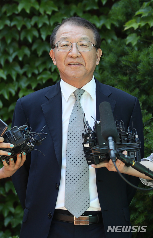 【서울=뉴시스】김진아 기자 = 양승태 전 대법원장이 1일 오후 경기도 성남시 자택 인근에서 '사법행정권 남용 의혹' 관련 입장을 발표하고 있다. 2018.06.01. bluesoda@newsis.com