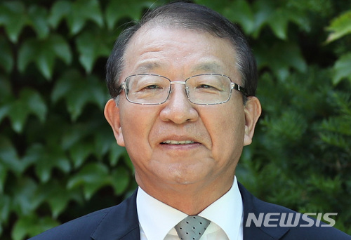 【서울=뉴시스】김진아 기자 = 양승태 전 대법원장이 1일 오후 경기도 성남시 자택 인근에서 '재판거래 의혹' 관련 입장을 발표하고 있다. 2018.06.01.&nbsp; bluesoda@newsis.com