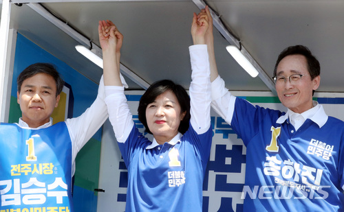 【전주=뉴시스】박영태 기자 = 제7회 전국동시지방선거 공식선거운동 둘째 날인 1일 오후 전북 전주지 모래내시장 사거리에서 김승수 전주시장 후보 지원유세를 나온 추미애 더불어민주당 대표가지지를 호소하고 있다. 2018.06.01. since1999@newsis.com