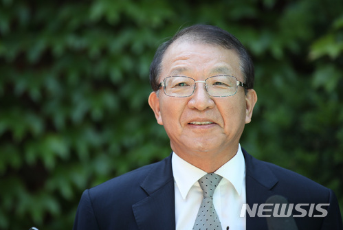 【서울=뉴시스】김진아 기자 = 양승태 전 대법원장이 1일 오후 경기도 성남시 자택 인근에서 '재판거래 의혹' 관련 입장을 발표하고 있다. 2018.06.01. bluesoda@newsis.com