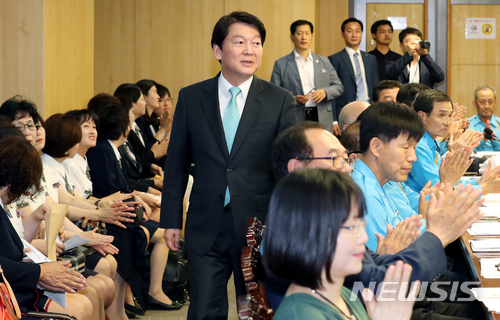 【서울=뉴시스】이종철 기자 = 바른미래당 안철수 서울시장 후보가 1일 서울 여의도 국회 의원회관에서 열린 토론회 '서울시장 후보에게 교통안전을 듣는다'에 참석하고 있다. 2018.06.01. jc4321@newsis.com