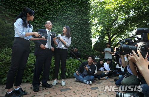【서울=뉴시스】김진아 기자 = 양승태 전 대법원장이 1일 오후 경기도 성남시 자택 인근에서 '재판거래 의혹' 관련 입장을 발표하고 있다. 2018.06.01.&nbsp; bluesoda@newsis.com