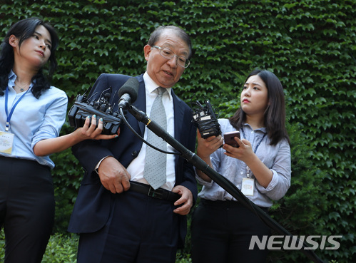 【서울=뉴시스】김진아 기자 = 양승태 전 대법원장이 지난 6월1일 오후 경기도 성남시 자택 인근에서 '재판거래 의혹' 관련 입장을 발표 후 자리를 떠나고 있다. 2018.06.01. bluesoda@newsis.com