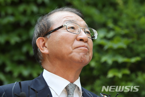 【서울=뉴시스】김진아 기자 = 양승태 전 대법원장이 지난 6월1일 오후 경기도 성남시 자택 인근에서 '재판거래 의혹' 관련 입장을 발표하고 있다. 2018.06.01. bluesoda@newsis.com