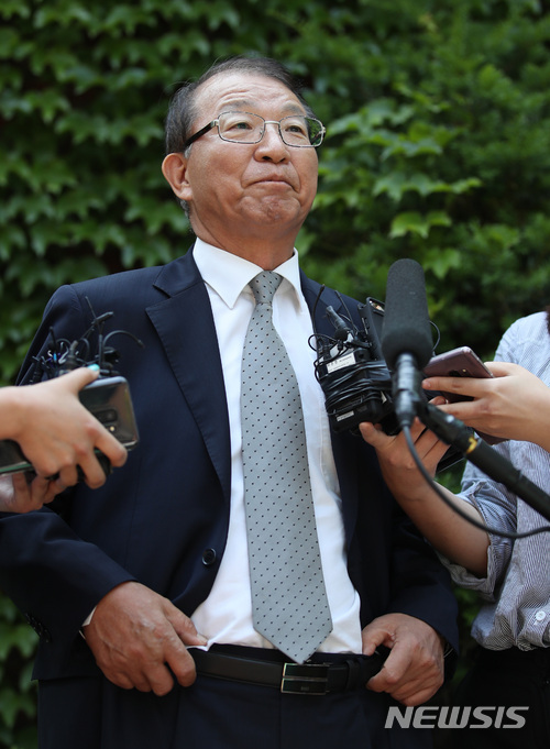 【서울=뉴시스】김진아 기자 = 양승태 전 대법원장이 1일 오후 경기도 성남시 자택 인근에서 '재판거래 의혹' 관련 입장을 발표하고 있다. 2018.06.01.&nbsp; bluesoda@newsis.com