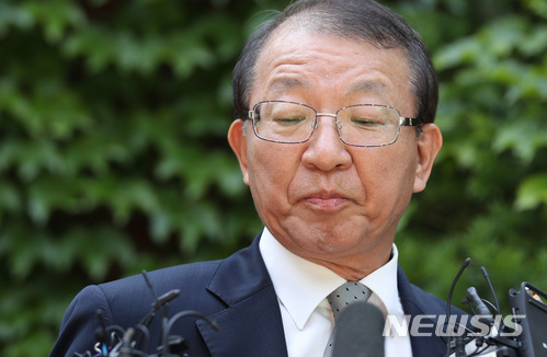 【서울=뉴시스】김진아 기자 = 양승태 전 대법원장이 지난 6월1일 오후 경기도 성남시 자택 인근에서 '재판거래 의혹' 관련 입장을 발표하고 있다. 2018.06.01. bluesoda@newsis.com