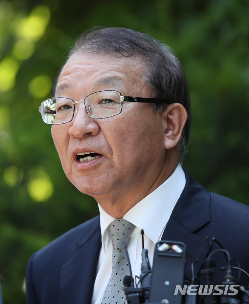 【서울=뉴시스】김진아 기자 = 양승태 전 대법원장이 지난 1일 오후 경기도 성남시 자택 인근에서 '재판거래 의혹' 관련 입장을 발표하고 있다. 2018.06.01.&nbsp; bluesoda@newsis.com