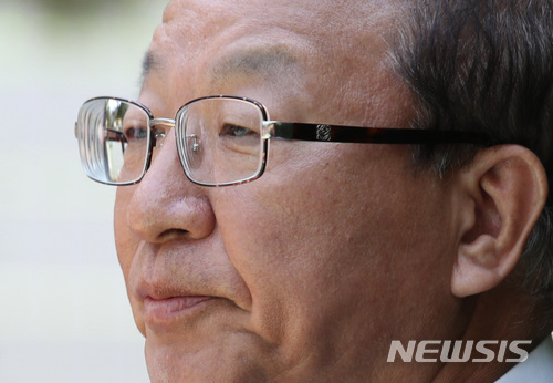 【서울=뉴시스】김진아 기자 = 양승태 전 대법원장이 1일 오후 경기도 성남시 자택 인근에서 '재판거래 의혹' 관련 입장을 발표하고 있다. 2018.06.01.&nbsp; bluesoda@newsis.com