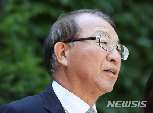 【서울=뉴시스】김진아 기자 = 양승태 전 대법원장이 1일 오후 경기도 성남시 자택 인근에서 '재판거래 의혹' 관련 입장을 발표하고 있다. 2018.06.01.&nbsp; bluesoda@newsis.com