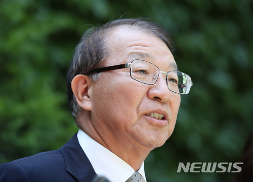 【서울=뉴시스】김진아 기자 = 양승태 전 대법원장이 1일 오후 경기도 성남시 자택 인근에서 '재판거래 의혹' 관련 입장을 발표하고 있다. 2018.06.01. bluesoda@newsis.com