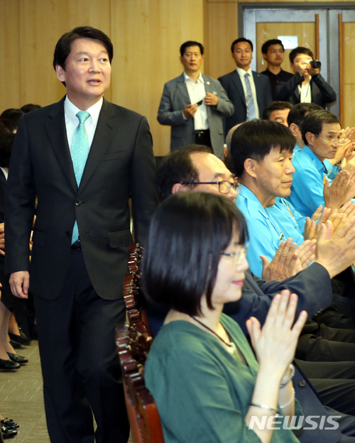 【서울=뉴시스】이종철 기자&nbsp; = 바른미래당 안철수 서울시장 후보가 1일 서울 여의도 국회 의원회관에서 열린 토론회 '서울시장 후보에게 교통안전을 듣는다'에 참석하고 있다. 2018.06.01.&nbsp; jc4321@newsis.com