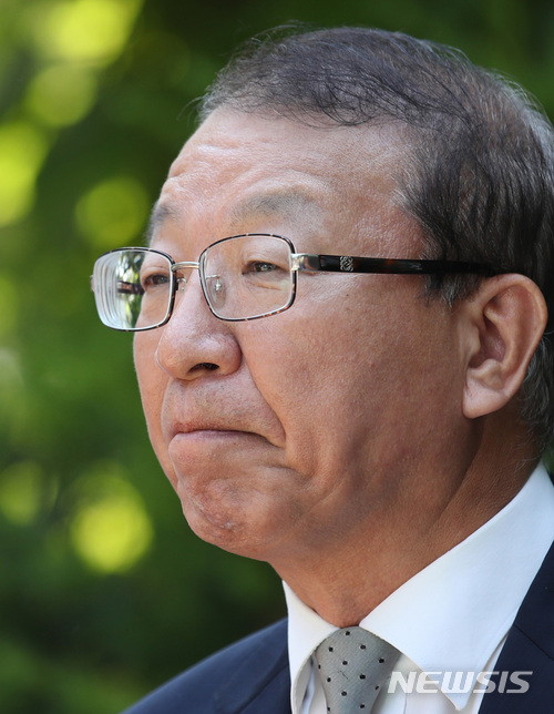 【서울=뉴시스】김진아 기자 = 양승태 전 대법원장이 지난 1일 오후 경기도 성남시 자택 인근에서 '재판거래 의혹' 관련 입장을 발표하고 있다. 2018.06.01. bluesoda@newsis.com