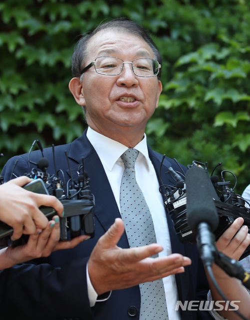 【서울=뉴시스】김진아 기자 = 양승태 전 대법원장이 1일 오후 경기도 성남시 자택 인근에서 '재판거래 의혹' 관련 입장을 발표하고 있다. 2018.06.01. bluesoda@newsis.com