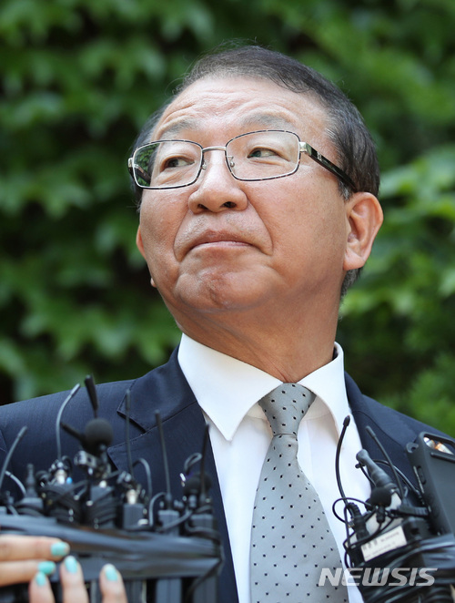 【서울=뉴시스】김진아 기자 = 양승태 전 대법원장이 지난달 1일 오후 경기도 성남시 자택 인근에서 '재판거래 의혹' 관련 입장을 발표하고 있다. 2018.06.01. bluesoda@newsis.com