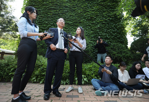 결백 강조한 양승태, "문건 내용은 잘 모른다"…질문 회피