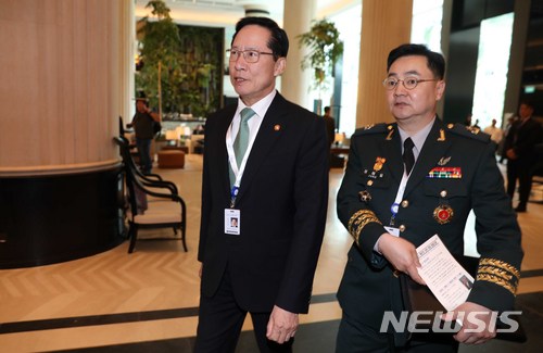 【싱가포르=뉴시스】조성봉 기자 = 송영무(왼쪽) 국방부 장관이 1일 오후 싱가포르 샹그릴라 호텔에서 열린 아시아안보회의(샹그릴라 대화)에 참석하고 있다. 송 장관은 한반도 비핵화를 주제로 연설을 할 예정이다. 2018.06.01.suncho21@newsis.com