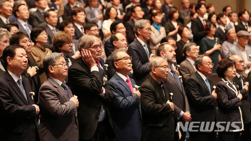 【서울=뉴시스】 추상철 기자 = 2018 호암상시상식이 열린 1일 오후 서울 중구 호암아트홀에서 손병두(앞줄 왼쪽 네번째) 호암재단 이사장을 비롯한 참석자들이 국민의례를 하고 있다. 이날 시상식에는 이재용 부회장을 비롯한 삼성일가는 참석하지 않았다. 2018.06.01. scchoo@newsis.com