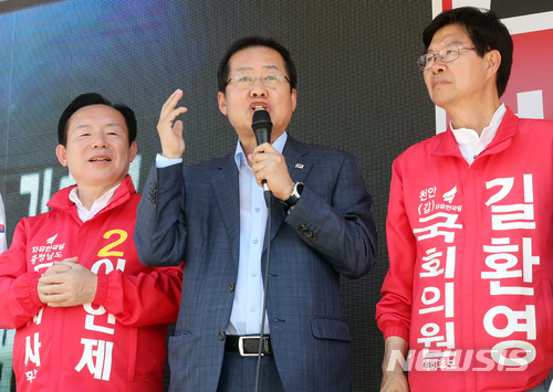 【천안=뉴시스】박영태 기자 = 제7회 전국동시지방선거 공식선거운동 둘째 날인 1일 오후 충남 천안시 쌍용동 이마트 앞에서 진행된 자유한국당 충남 천안 합동 유세에서 홍준표 대표가 지지를 호소하고 있다. 2018.06.01.&nbsp; since1999@newsis.com