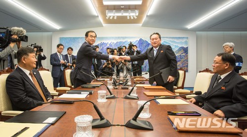 【파주=뉴시스】 사진공동취재단 = 조명균 통일부 장관과 리선권 조국평화통일위원회 위원장이 1일 오후 판문점 남측 평화의집에서 열린 '남북고위급회담'에서 공동보도문을 교환한 뒤 악수하고 있다. 2018.06.01.&nbsp; photo@newsis.com