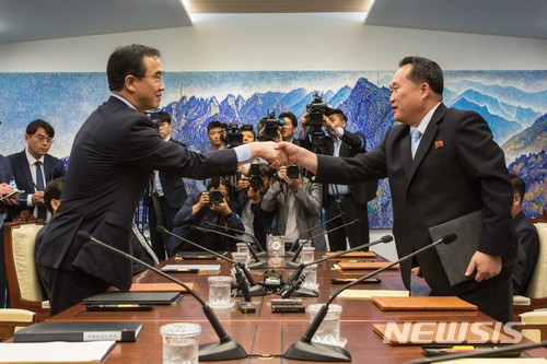 【파주=뉴시스】 사진공동취재단 = 조명균 통일부 장관과 리선권 조국평화통일위원회 위원장이 1일 오후 판문점 남측 평화의집에서 열린 '남북고위급회담'에서 공동보도문을 교환한 뒤 악수하고 있다. 2018.06.01. photo@newsis.com