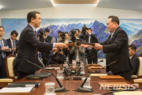 【파주=뉴시스】 사진공동취재단 = 조명균 통일부 장관과 리선권 조국평화통일위원회 위원장이 1일 오후 판문점 남측 평화의집에서 열린 '남북고위급회담'에서 공동보도문을 교환한 뒤 악수하고 있다. 2018.06.01.&nbsp; photo@newsis.com 