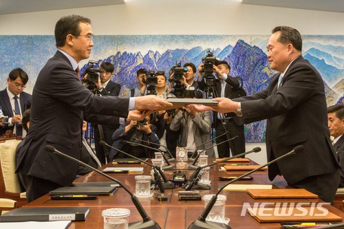 【파주=뉴시스】 사진공동취재단 = 조명균 통일부 장관과 리선권 조국평화통일위원회 위원장이 1일 오후 판문점 남측 평화의집에서 열린 '남북고위급회담'에서 공동보도문을 교환하고 있다. 2018.06.01.&nbsp; photo@newsis.com 