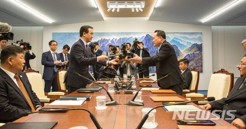【파주=뉴시스】 사진공동취재단 = 조명균 통일부 장관과 리선권 조국평화통일위원회 위원장이 1일 오후 판문점 남측 평화의집에서 열린 '남북고위급회담'을 마친 뒤 공동보도문을 교환하고 있다. 2018.06.01.&nbsp; photo@newsis.com