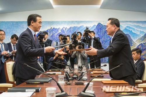 【파주=뉴시스】 사진공동취재단 = 조명균 통일부 장관과 리선권 조국평화통일위원회 위원장이 1일 오후 판문점 남측 평화의집에서 열린 '남북고위급회담'을 마친 뒤 공동보도문을 교환하고 있다. 2018.06.01.&nbsp; photo@newsis.com