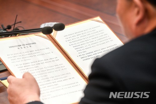 【파주=뉴시스】 사진공동취재단 = 리선권 조국평화통일위원회 위원장이 1일 오후 판문점 남측 평화의집에서 열린 '남북고위급회담'을 마친 뒤 공동보도문을 발표하고 있다. 2018.06.01.&nbsp; photo@newsis.com