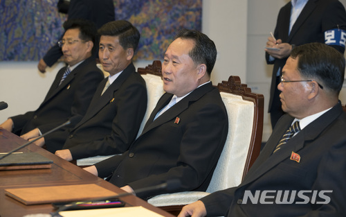 【서울=뉴시스】사진공동취재단 = 리선권(오른쪽 두번째) 조국평화통일위원회 위원장이 1일 판문점 남측 평화의집에서 열릴 남북 고위급회담에서 공동보도합의문을 발표한 뒤 환담하고 있다. 2018.06.01&nbsp; photo@newsis.com