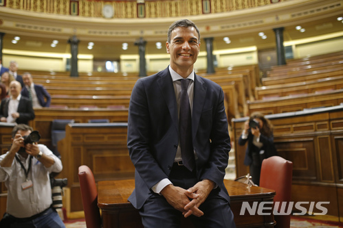 【마드리드=AP/뉴시스】 1일 라호이 불신임안 통과로 스페인 총리가 된 사회당의 페드로 산체스 대표가 투표 통과 후 의사당에서 '젊은 자세'로 총리의 첫 포즈를 취하고 있다. 46세의 화면발이 좋은 경제학교수 출신의 산체스는 2015년과 2016년 연거푸 실시한 총선에서 당이 2위였지만 라호이의 국민당이 과반에 미달하자 연정으로 총리가 되려고 했으나 모두 실패했다. 이번 불신임안을 발의, 성공해 총리 꿈을 이뤘다. 2018. 6. 1.&nbsp; 