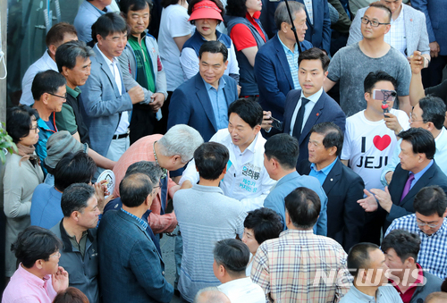 【제주=뉴시스】우장호 기자 = 6·13 지방선거 공식선거운동 둘째날인 1일 오후 무소속 원희룡 후보가 서귀포시 1호광장 인근에서 지지자들과 인사를 나누고 있다. 2018.06.01.&nbsp; woo1223@newsis.com