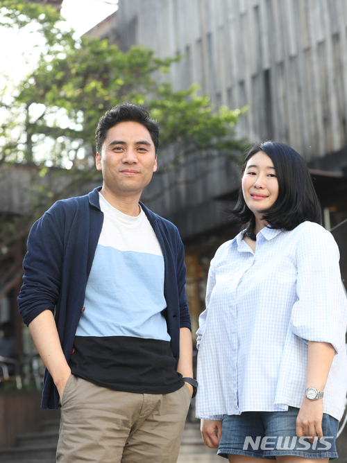 【서울=뉴시스】조수정 기자 = 뮤지컬 '무한동력' 김동연(왼쪽) 연출과 이지혜 작곡가 겸 작가가 24일 서울 동숭동에서 뉴시스와 인터뷰 하고 있다. 2018.06.03. chocrystal@newsis.com