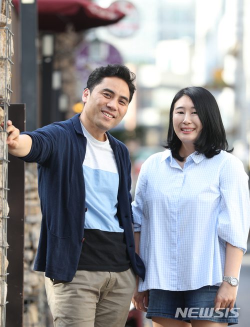 【서울=뉴시스】조수정 기자 = 뮤지컬 '무한동력' 김동연(왼쪽) 연출과 이지혜 작곡가 겸 작가가 24일 서울 동숭동에서 뉴시스와 인터뷰 하고 있다. 2018.06.03. chocrystal@newsis.com