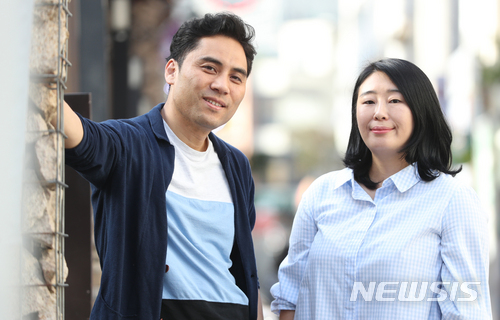 【서울=뉴시스】조수정 기자 = 뮤지컬 '무한동력' 김동연(왼쪽) 연출과 이지혜 작곡가 겸 작가가 24일 서울 동숭동에서 뉴시스와 인터뷰 하고 있다. 2018.06.03. chocrystal@newsis.com