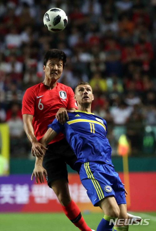 【전주=뉴시스】고범준 기자 = 2018 러시아월드컵을 앞둔 1일 오후 전북 전주시 전주월드컵경기장에서 열린 축구 국가대표 평가전 대한민국-보스니아 헤르체고비나의 경기, 한국 권경원이 상대 수비와 헤딩을 하고 있다. 2018.06.01. bjko@newsis.com