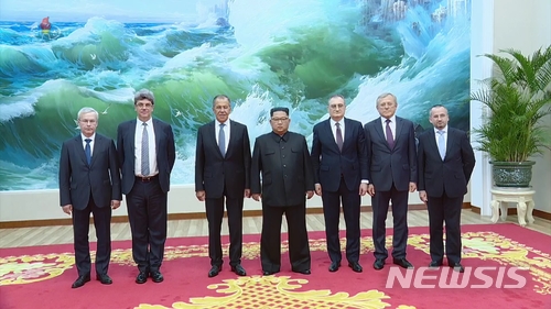 【서울=뉴시스】조선중앙TV가 1일 오후 김정은(왼쪽 네번째) 북한 노동당 위원장이 세르게이 라브로프 러시아 외무장관과 면담하는 모습을 보도했다. 사진은 김 위원장이 라브로프 장관 일행과 기념촬영하는 모습. 2018.06.01(사진=조선중앙TV 캡쳐) photo@newsis.com