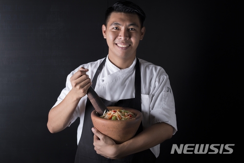 【서울=뉴시스】코트야드 메리어트에서 태국 요리를 선보이는 JW 메리어트 방콕의 아난 셰프.