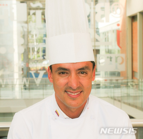 【서울=뉴시스】노보텔 앰배서더 서울 용산에서 콜롬비아 전통 음식을 소개한 대니얼 프라다 사반나대 교수. 