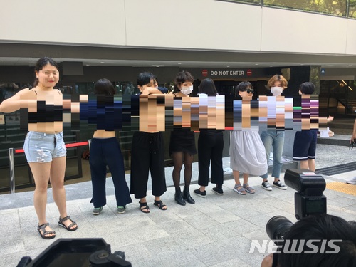 【서울=뉴시스】천민아 기자 = 여성단체 '불꽃페미액션'이 2일 오후 1시께 강남구 역삼동의 페이스북코리아 건물 앞에서 기자회견을 열고 상의탈의 퍼포먼스를 진행했다.