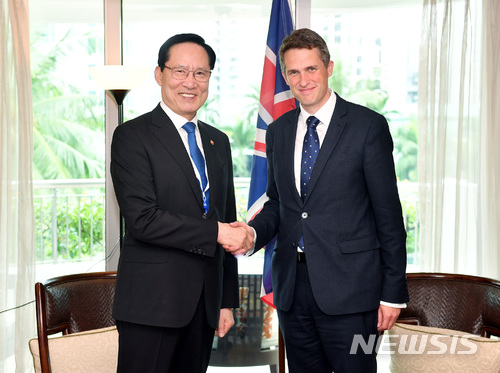 【서울=뉴시스】 2일 싱가포르에서 개최된 아시아안보회의(일명 샹그릴라 대화)에서 송영무 국방부 장관이 가빈 윌리암슨 영국 국방장관과 한영 국방장관 회담에 앞서 악수를 하고 있다. 2018.06.02. (사진=국방부)