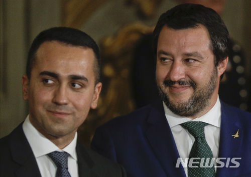 【로마=AP/뉴시스】오성운동과 동맹당의 이탈리아 연립정부가 1일(현지시간) 공식 출범한 가운데 루이지 디 마이오 오성운동 대표와 마테오 살비니 동맹당 대표가 흡족한 표정을 짓고 있다. 2018.06.02 