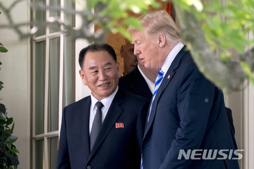 【워싱턴=AP/뉴시스】CNN 국가안보 담당기자 카일리 애트우드가 15일(현지시간) 자신의 트위터를 통해 김영철 북한 노동당 부위원장이 현지시간으로 17일 워싱턴에 도착할 예정이라고 밝혔다. 사진은 김 부위원장(왼쪽)이 지난해 6월 백악관에서 트럼프 대통령과 대화하는 모습. 2019.01.16.