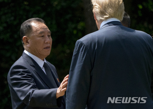 【워싱턴=AP/뉴시스】CNN 국가안보 담당기자 카일리 애트우드가 15일(현지시간) 자신의 트위터를 통해 김영철 북한 노동당 부위원장이 현지시간으로 17일 워싱턴에 도착할 예정이라고 밝혔다. 사진은 김 부위원장(왼쪽)이 지난해 6월 백악관에서 트럼프 대통령과 대화하는 모습. 2019.01.16.