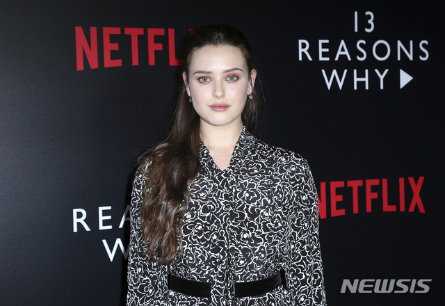 【로스앤젤레스=AP/뉴시스】넷플릭스 드라마 '루머의 루머의 루머(13 Reasons Why)'의 주인공 캐서린 랭포드가 지난해 7월1일(현지시간) 로스앤젤레스 롤리 스튜디오에서 열린 넷플릭스 FYSEE 행사에 참석한 모습. 2019.07.16.