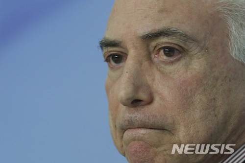 【브라질리아(브라질) =AP/뉴시스】브라질 연방검찰이 항만 운영권 비리와 관련해 미셰우 테메르 대통령을 뇌물 수수 혐의로 기소했다. 사진은 테메르 대통령이 지난 6월1일 대통령궁에서 국영 석유회사 페트로브라스의 CEO 페드로 파렌테의 후임으로 이반 몬테이로 사장 직무대행을 발표하는 모습. 2018.12.20