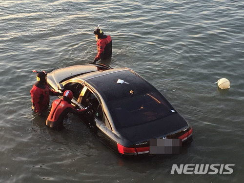 【서울=뉴시스】최동준 기자 = 1일 저녁 18시 33분께 충남 서산시 부석면 간월도 선착장에서 침수차량이 발생해 현장에 출동한 해양경찰이 구조 작업을 하고 있다.운전자 A 씨는 구조되었으나 사망했다. 태안해경은 목격자 등을 상대로 정확한 사고 경위와 원인을 조사하고 있다. 2018.06.02. (사진=태안해양경찰서 제공) photo@newsis.com