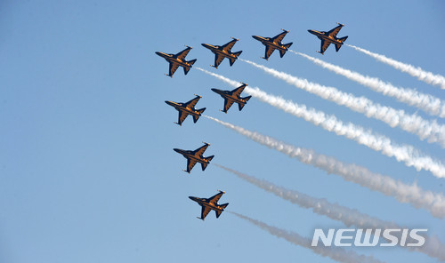【수원=뉴시스】이정선 기자 = 스페이스 챌린지 2018 예선대회가 열린 지난 6월2일 오전 경기 수원 공군 제10전투비행단 상공에서 블랙이글스가 특수비행 시범을 보이고 있다. 2018.06.02. ppljs@newsis.com