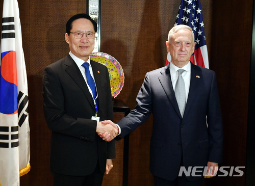 【서울=뉴시스】김진아 기자 = 송영무 국방부 장관과 제임스 매티스 미국 국방부 장관이 2일 싱가포르에서 열린 제17차 아시아안보회의(샹그릴라 대화)에서 한미 국방장관 회담에 앞서 인사를 나누고 있다. 2018.06.02. (사진=국방부 제공)&nbsp; photo@newsis.com