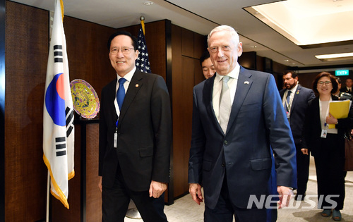 【서울=뉴시스】김진아 기자 =  송영무 국방부 장관과 제임스 매티스 미국 국방부 장관이 2일 싱가포르에서 열린 제17차 아시아안보회의(샹그릴라 대화)에서 한미 국방장관 회담을 마치고 함께 이동하고 있다. 2018.06.02. (사진=국방부 제공) photo@newsis.com